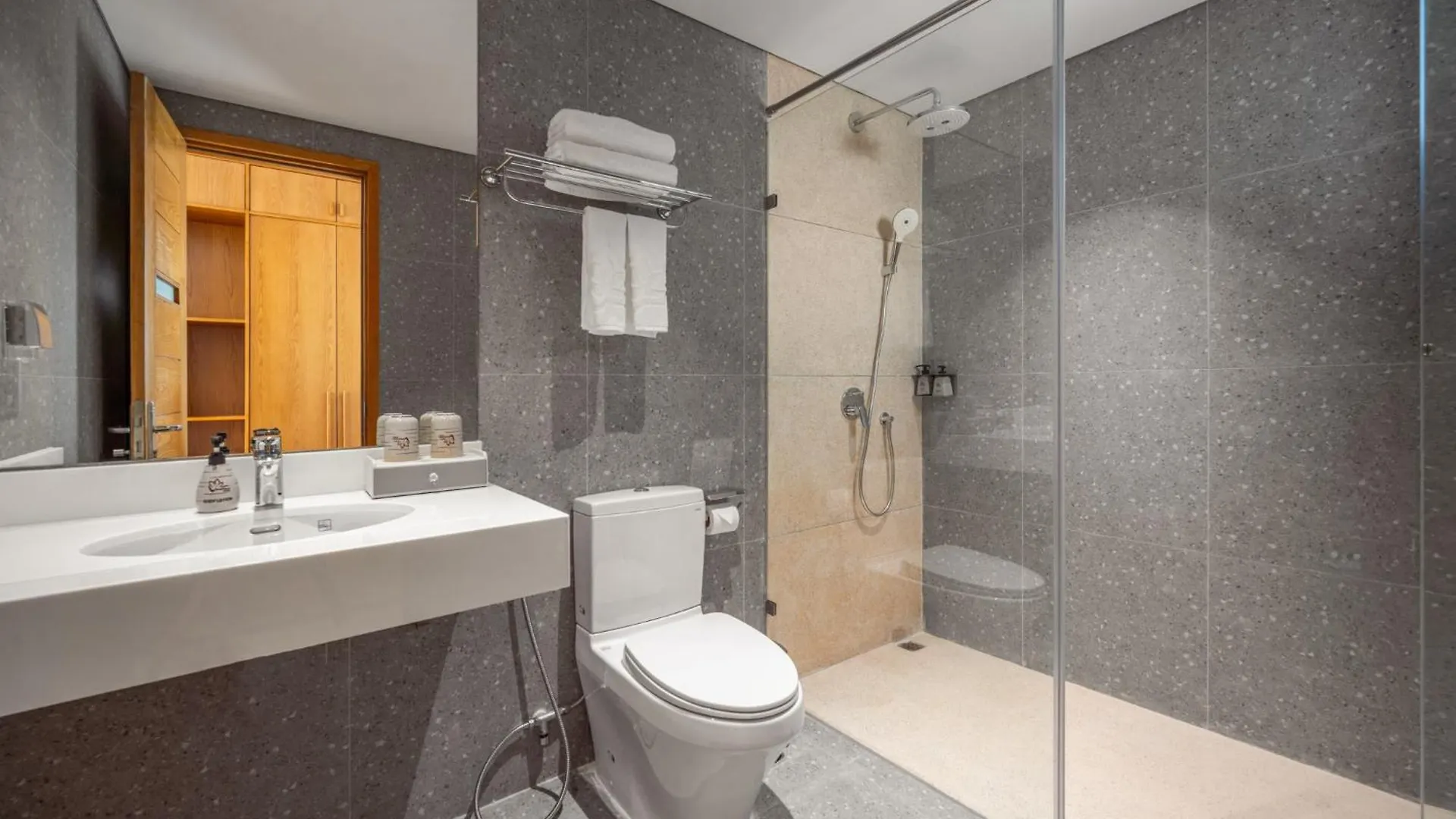 Vernal Hotel & Apartment Da Nang 0*,  Vietnam